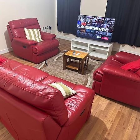 Justalf Facilities-Spacious 2-Bed Apartment In Thamesmead, Greenwich London Exterior photo