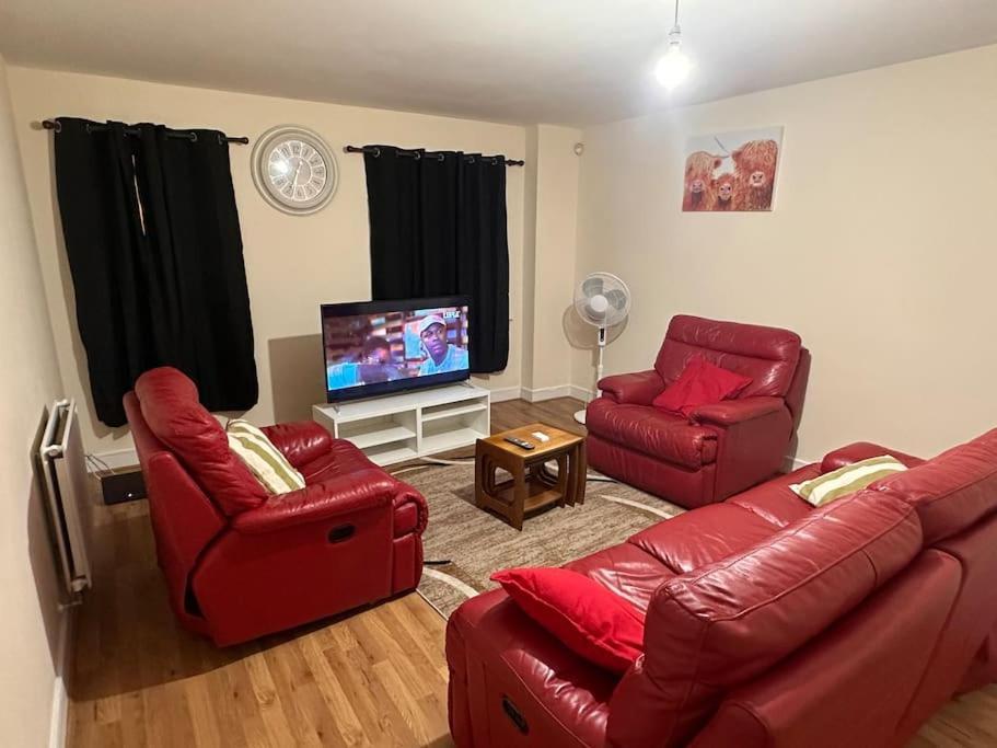 Justalf Facilities-Spacious 2-Bed Apartment In Thamesmead, Greenwich London Exterior photo